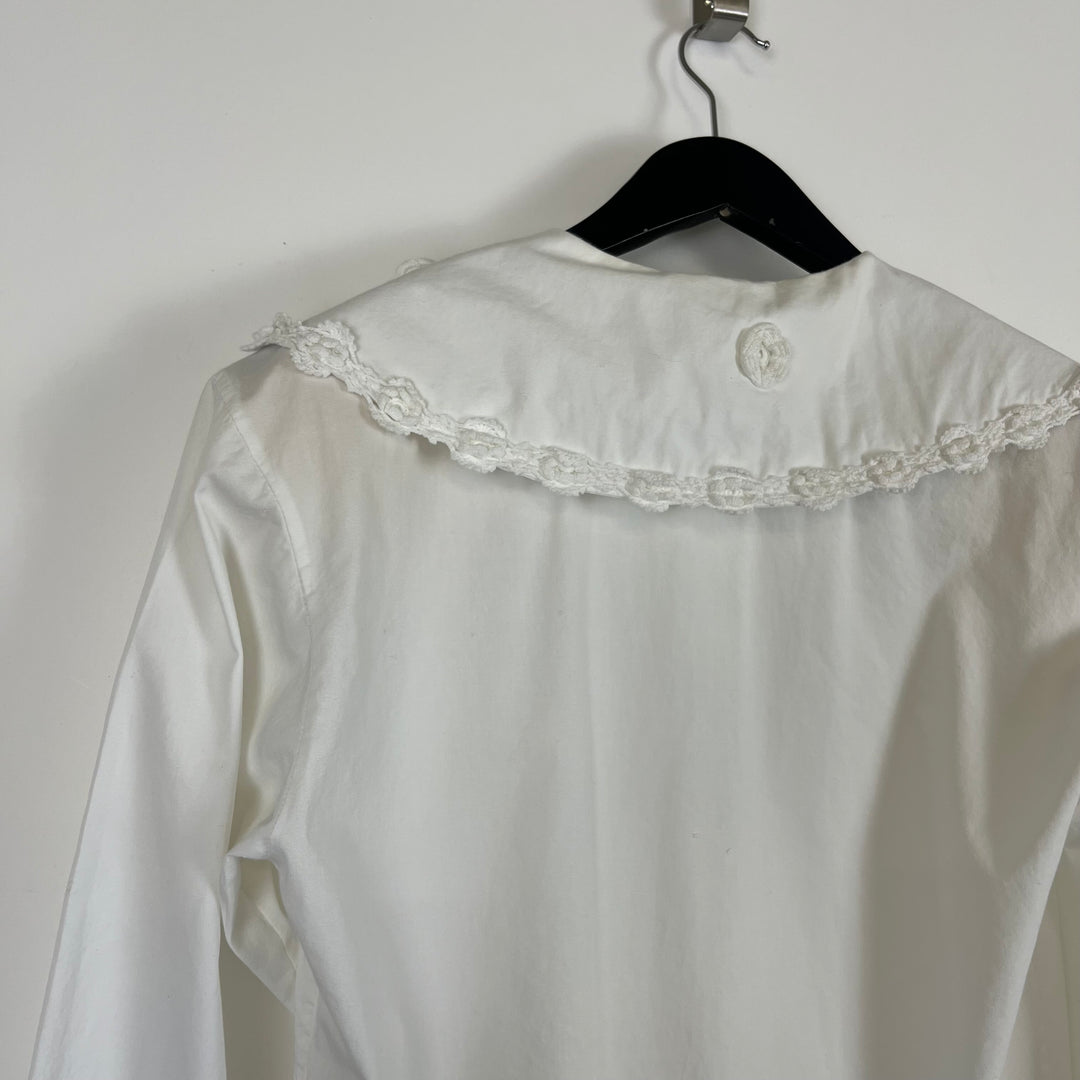 White cotton button blouse, floral appliqué collar - M