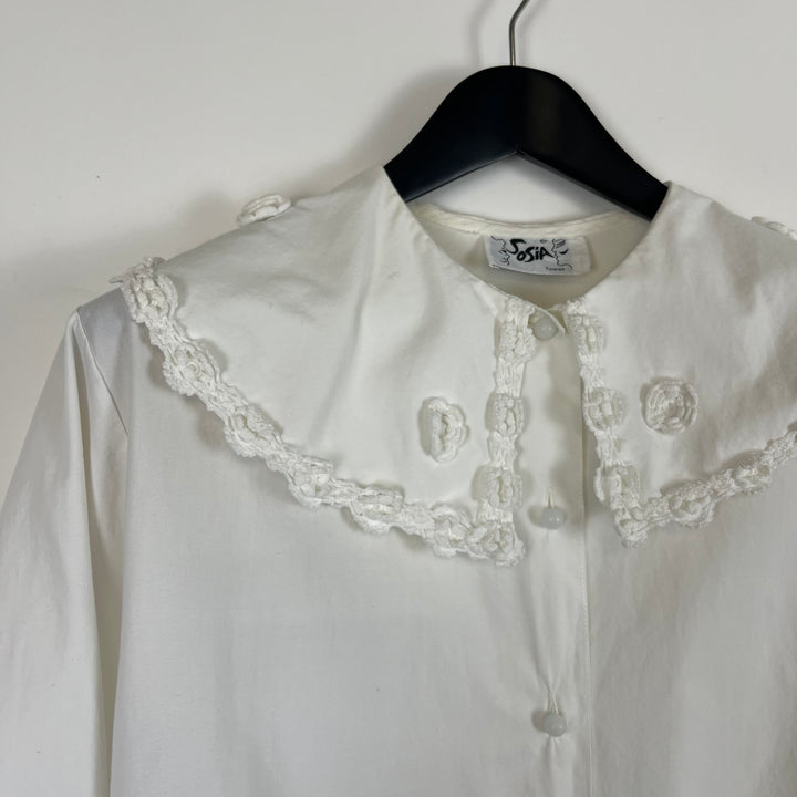 White cotton button blouse, floral appliqué collar - M