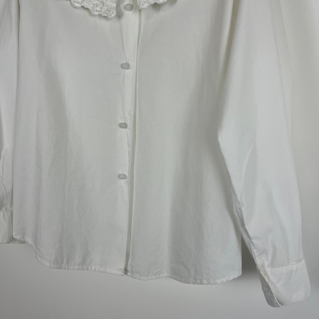 White cotton button blouse, floral appliqué collar - M