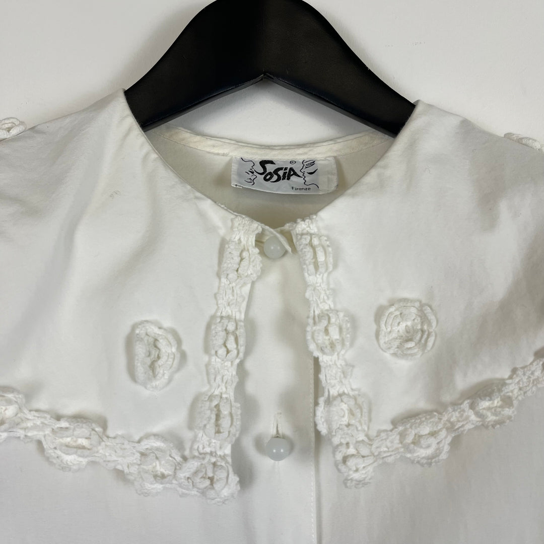 White cotton button blouse, floral appliqué collar - M